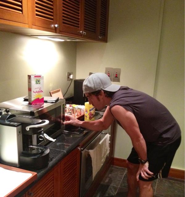 Preparando un "nesquik" a <a href="/lsgrcbd/">Luis Garcia Abad</a> y <a href="/fabrifisio/">Fabrizio Borra</a> y a dormir..! Se nota q no viven solos..;)))))!