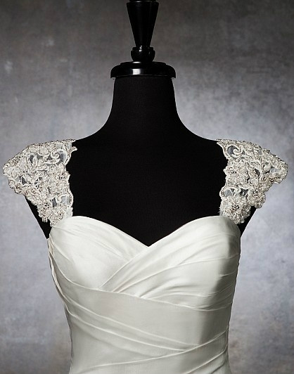 check out @justinalexanderbridal accessories for a simple way to personalise your dress tiwp.blogspot.it/2012/04/add-sm…