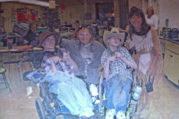 cchammock's tweet image. These two guys are seriously my best friends #ForTheMallings #projectswift @taylorswift13