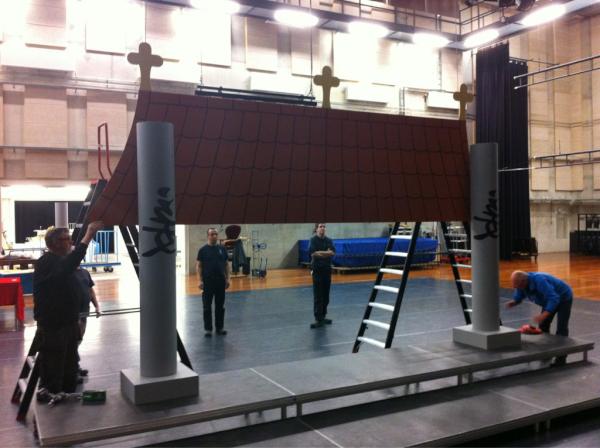 colcanto's tweet photo. Decorbouwers zijn al druk bezig voor The Mikado. Vanavond generale. Za en zo de voorstellingen. http://t.co/hPhn5XMx