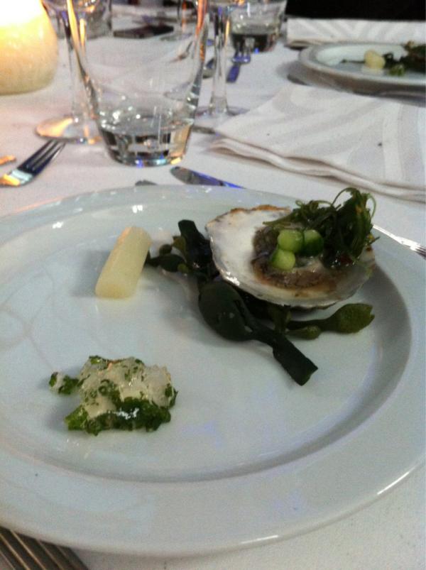 #culitafel Een zilte oester met tuinkruiden gelei door Tim Sinkewitz van Culiclub Westduin.