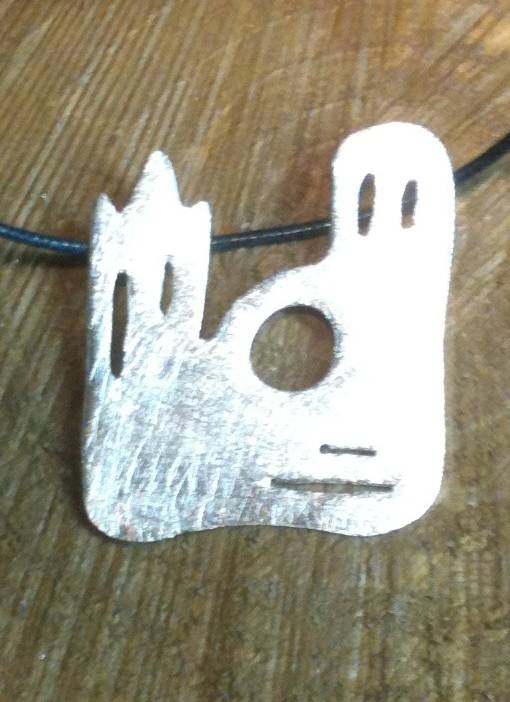 Presentem la última novetat de Giroska.Penjoll de plata de llei pulida amb el skyline de la catedral i Sant Feliu.