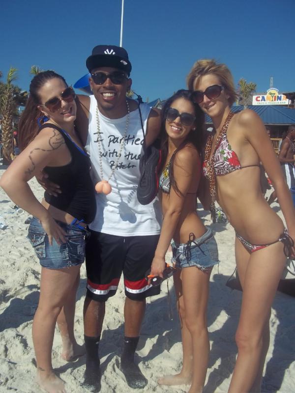 _TsteMyThoughts's tweet image. This guy had on socks at the beach #WhereTheyDoDatAt @WhiteGuhh_xoxo @AlmostFamous_XO