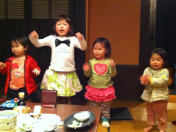 maluode's tweet photo. 双子の姪っ子ちゃんの誕生日会！！
早いもので2歳になっちゃいました(^o^)

最近はお話が上手になってきて、いつからか俺のことをパパと呼ぶようになっちゃったのよぉ。
それがまた可愛いんだわぁ(^o^) http://t.co/3G76USP3