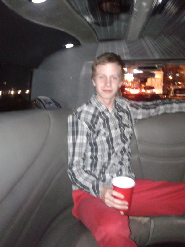 ReynirPrebens's tweet photo. Just me chilling in a 20 pearson hummer limo :-D http://t.co/VEGhXcto