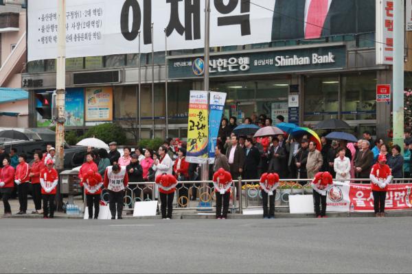 lci8572's tweet photo. 공식 선거운동의 마지막 날입니다. 그동안 본의 아니게 소음이나 문자로 피해를 드린 것에 대해 죄송스럽게 생각합니다. 내일 꼭 투표하셔서 현명한 선택을 해주십시오. http://t.co/o41nrvhU