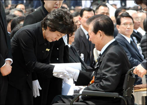 ssyoon66's tweet image. 이 사진 보시고 슬프거나 분노하시는 분들,, 꼭 투표 하시길,,