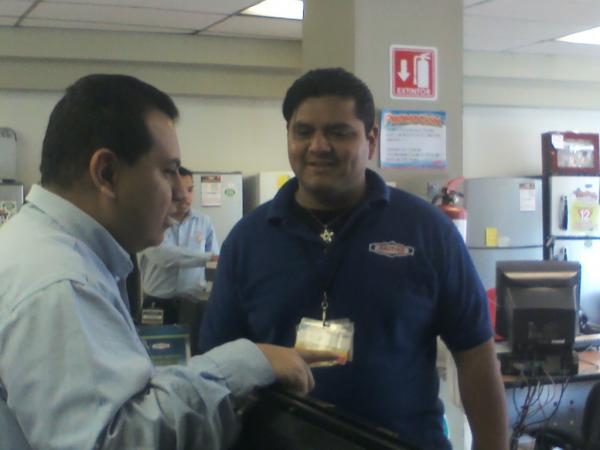 moviste's tweet photo. @Haxza11 @JoLuzFAnBa son cineastas,pero parecen comadres cuando hblan de peliculas http://t.co/4qNRTHdg