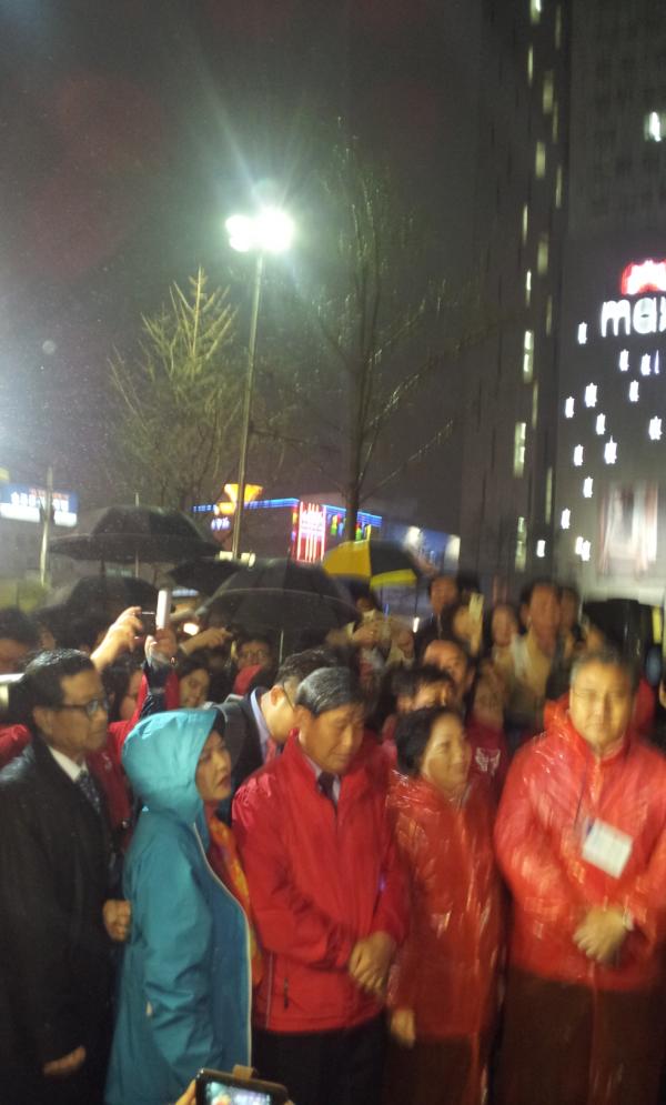 petienuri's tweet photo. “@sukhe212: RT @heeya1961: 박근혜위원장께서. 홍사덕 후보와 정진석 후보와 함께. 두타에서. 승리를 노래하다 http://t.co/wSaWzW7u,” 비도오는데. 고생 많으십니다