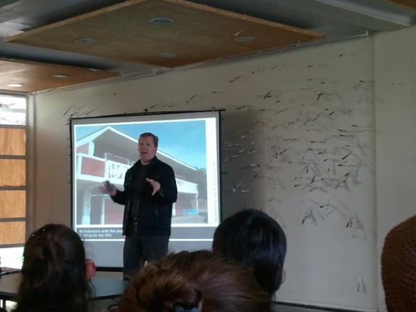 eaguirreleon's tweet image. cameron sinclair #architectureforhumanity en escuela de arquitectura #talca