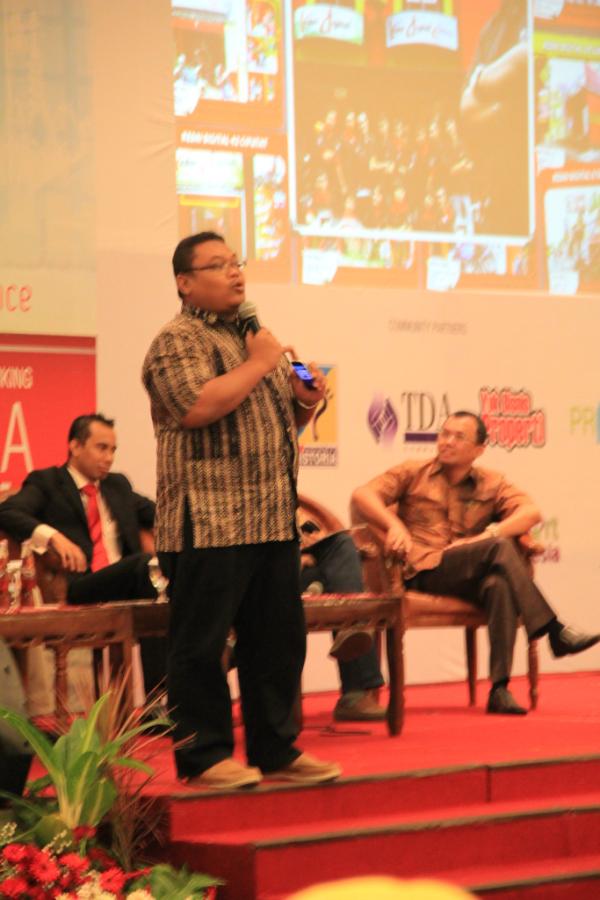 Saptuari's tweet photo. Hi5 RT @PillarAcc: Mas @Saptuari yg lagi beraksi di panggung #IBEC2012...Gokil abis! mantabz! 
@IBEC2012 @Lyra_Puspa http://t.co/dMsTmNev