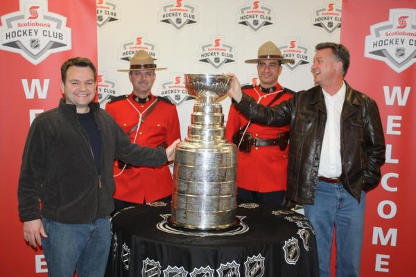 BUBrownC's tweet photo. Happy hockey world. http://t.co/B4ntQgnL