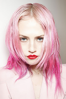 Esto es tendencia MUNDIAL! Raices clarisimas y puntas a color, MAGENTA Cielo Color OTOWIL. Mira la foto, esto es furor!