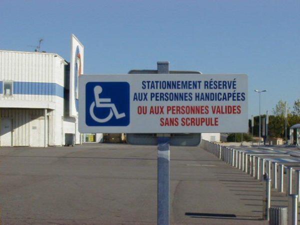 PROinclusionMX's tweet photo. ESTACIONAMIENTO RESERVADO PARA PERSONAS CON DISCAPACIDAD O PERSONAS SIN ESCRÚPULOS. http://t.co/AEqG1Sxw
