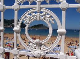 Remesastre's tweet photo. Aquí tenéis la barandilla de la playa de La Concha. http://t.co/upyElkuL