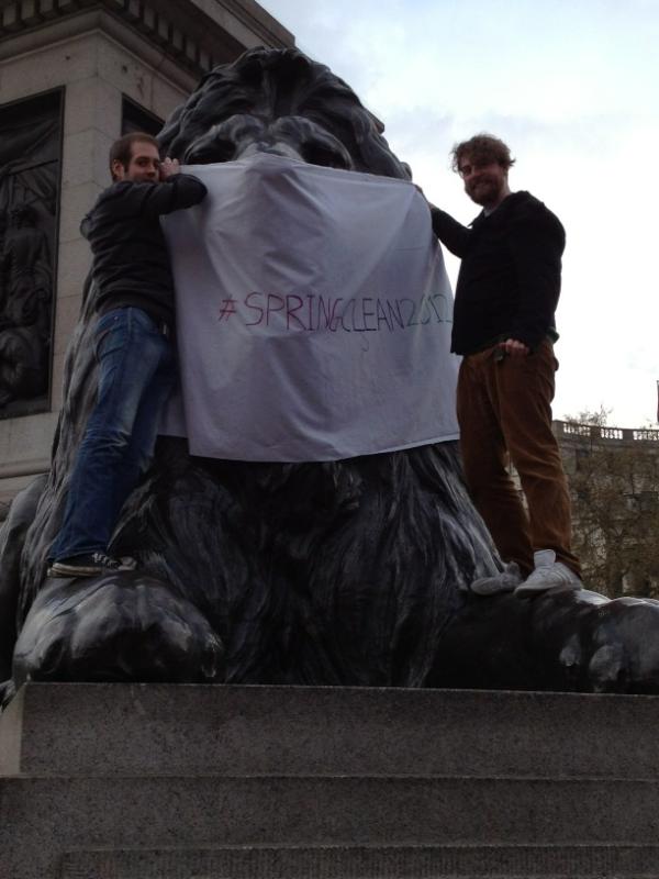 damienclarkson's tweet image. 4000 people a year in London die because of dirty air. Even the lions of Trafalger are sick of it.  #springclean2012