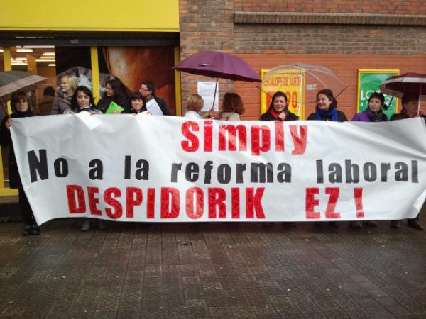 LABsimply's tweet image. Concentración en Begona por los despidos en Simply