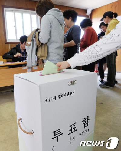 bbingsoo's tweet photo. 아무것도 안적혀있는것같네요.. RT @2MBGENOMproject: 여러분 먼가 이상한게 안보이시나요? 투표함을 주목하세요. "읍면동" 앞을 주목~~ http://t.co/0ish31ok