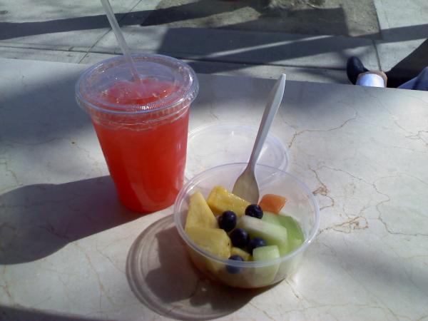 madis0nferrante's tweet image. strawberry lemonade and fruit salad #breadalone #perfect