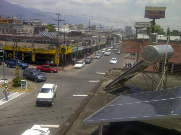 Generando energia para propio consumo y calentando agua mediante radiacion solar.... una excelente combinacion. SOLUZ