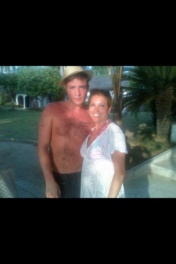 JamieeAtkinson's tweet image. My mom is currently on the beach with the one and only chuck bass....