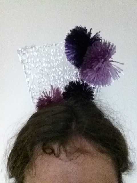 Esta mañana, para ir haciendo boca, una peineta. Porque hay peinetas y peinetas y cabezas y cabezas...