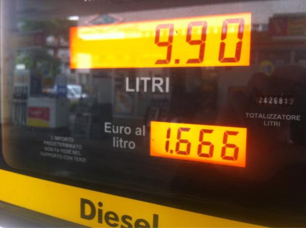 lore6673's tweet photo. @Manush85 che bel prezzo la benzina ogg!!!!! http://t.co/RcqT42be