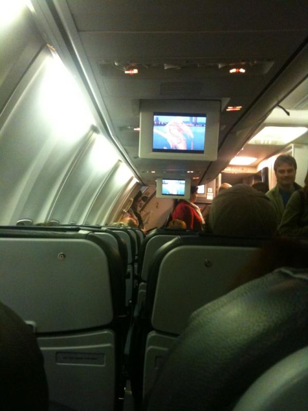 Penicilline35's tweet image. Shakira on #CanJet à 6h à matin! 
Esti qu'on est serré! Ça garde au chaud