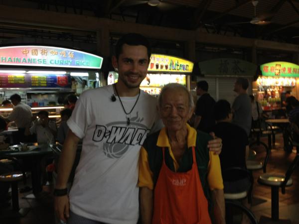 В Сингапуре нельзя пИсать на улицах... Штраф... Знал бы-не приехал