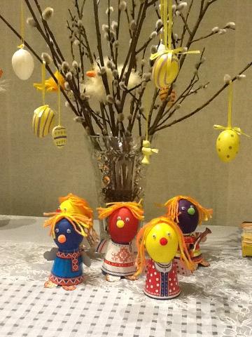 Jaja, pasen in spb ( orthodoxe kalender). Dat ziet er fleurig uit :)