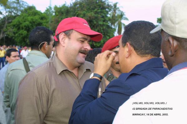 AmeliachPSUV's tweet photo. 14 de abril 2002. 42 Brigada de Paracaidistas. Chávez rescatado por su pueblo. http://t.co/8fBOHKqH
