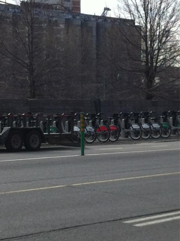 MariePalassio's tweet image. C&apos;était vraiment important de venir livrer des Bixis, il en manquait. #makework