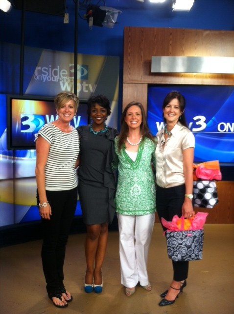 ChristineOnTV's tweet image. Thanks to ladies from QC #MomProm and @cookies4kids cancer for coming on the show. Looking forward to a great event!
