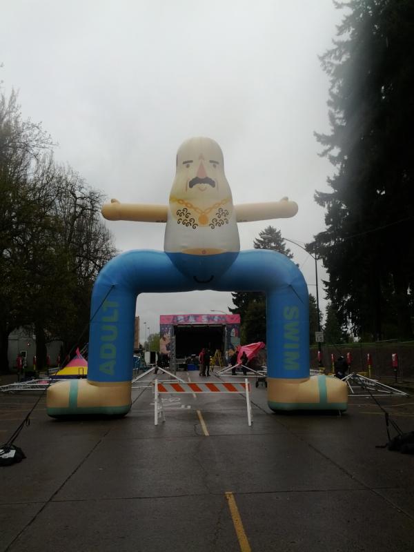 KeepEugWeird's tweet photo. What the hell is Carl doing outside the rec?  I didn't know he was so welcoming #Keepitweird (Photo via @KevinMaxLarue) http://t.co/gwsa1Uzn