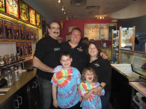 DFWBenandJerrys's tweet image. Moe Prigoff from #SWTexas in the Pic with The Ice Cream Czar and Fam