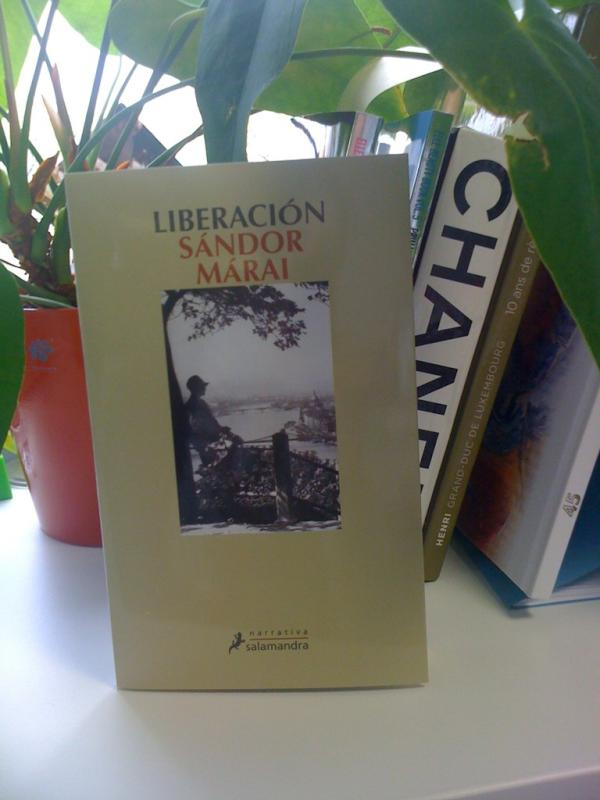 Hoy me reconcilio un poco con la corona y con el mundo. Tengo en mis manos lo ultimo de sandor marai. Una dicha total