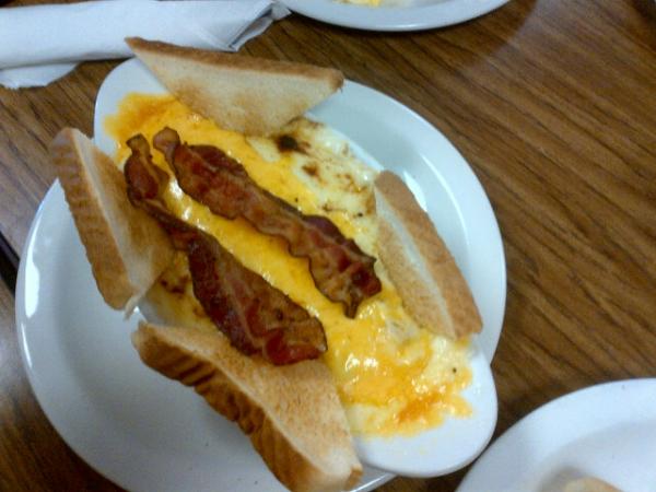 ChickfilA's tweet photo. RT @stockpilingmoms: Did you know the dwarf house serves a hot brown? @ChickfilA #CFABackstage http://t.co/FcO1Jvbd