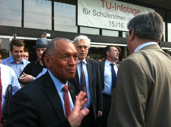 Charles F. Bolden vor der TU Berlin Charles F. Bolden vor der TU Berlin