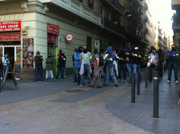 AcampadaRebelde's tweet photo. Los mossos se han quitado el uniforme de antidisturbios y han mostrado su verdadera esencia de Lord Sith http://t.co/rTiV4DH1