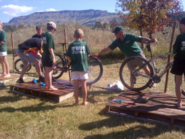 Kids from the local school taking care of the bikes with <a href="/Powasol/">Powasol</a> :) #OMjoBerg2c