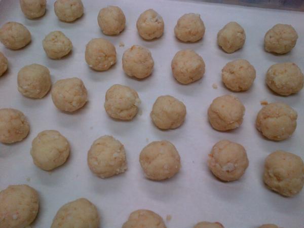 Investmentbaker's tweet photo. Cakepops step 1 complete http://t.co/EIxJrYNw