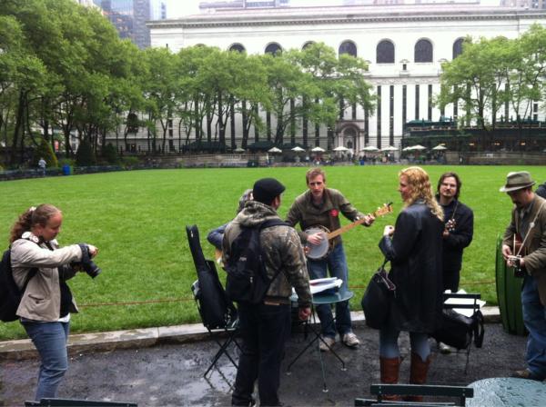 MapReport's tweet image. RT @jennhsu: Guitarmy starting to practice #OWSMayDay  #owsmap