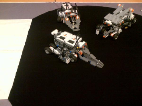 ComputingClubQU's tweet image. The robots participating in the #RoboFight final competition.