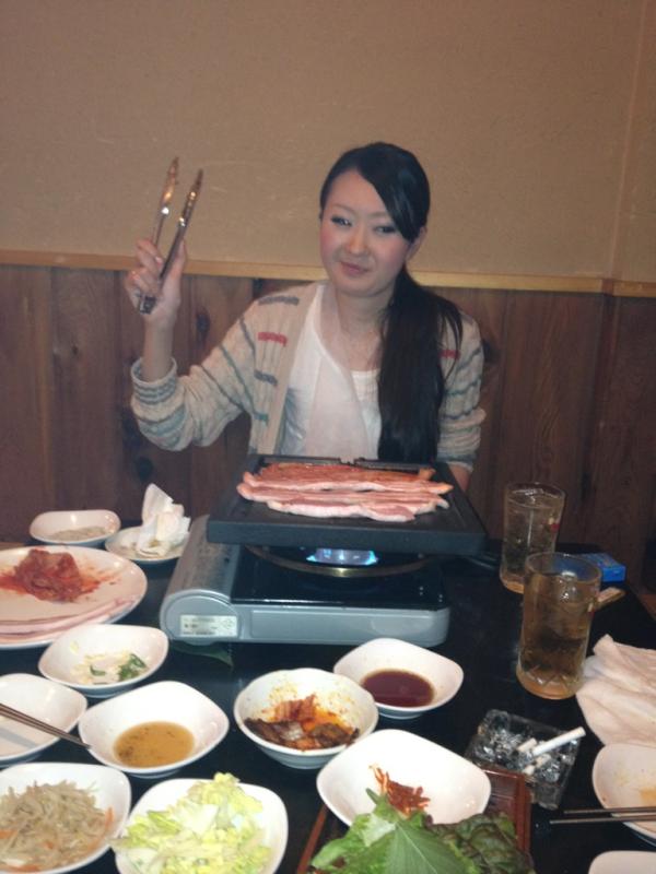 achami5011's tweet photo. 店員さんが焼いてくれています。
やっぱり本場の韓国人の方が焼いてくれるサムギョプサルはおいしーー！ http://t.co/P2JOTM60