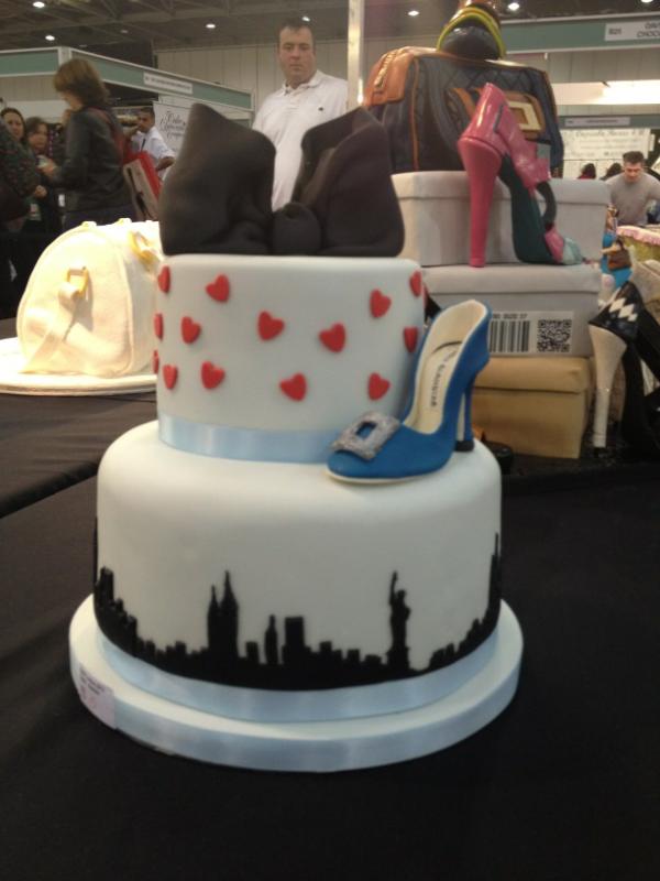 CheriBakewells's tweet photo. My Sex and the City cake with hand made Manolo Blahnik Shoes! Please RT x http://t.co/TaQyQsQM