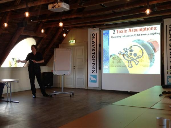 PerChristian's tweet image. Hører på Gerd Leonhard snakke om fremtiden på Olavstoppens 2-års dag (POL2012)