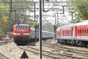 common_Q's tweet image. Railways have sanctioned 6.3cr for providing internet facility in Howrah Rajdhani. The work will be executed by Mum co.