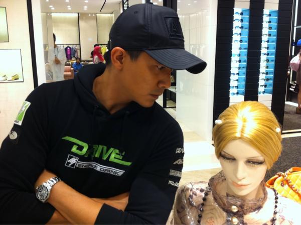 AaronDwiAziz's tweet image. Skrg Abg Long ada di #Chanel dgn @diyanahalik dan..entah siapa ni. Esok pagi dah fly ke Perth. Gonna miss all of you!!