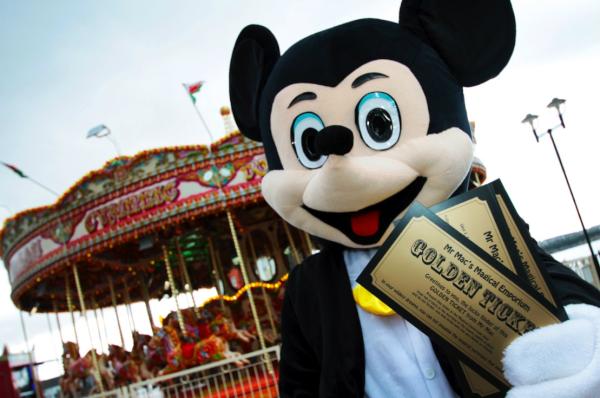 SGC_Digital's tweet image. My Oh My - #Cardiff has gone #goldenticket crazy!!! thanks to the wonderful Mr Mac's @magicalemporium #7dayscountdown