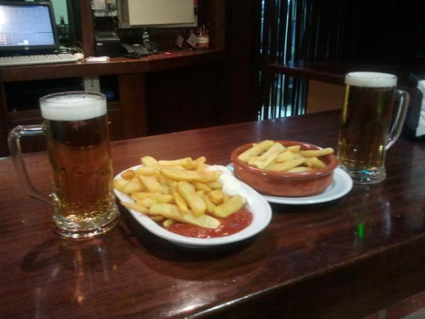 nnhilator's tweet photo. Con @peire82 y dos muy buenas rubias... http://t.co/6lPL5fjg